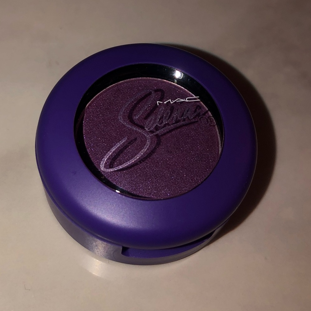 Brand new MAC SELENA eyeshadow! Never used!!